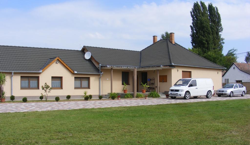 Szerencsecsillag Vendeghaz Hotel Kiskoros Exterior photo